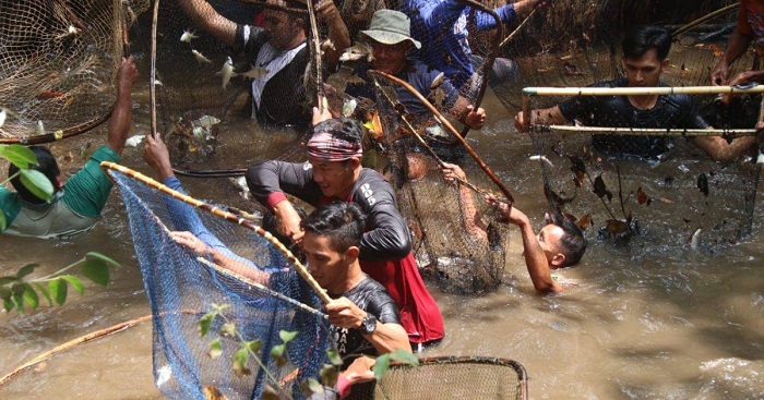 Nirok Nanggok: Tradisi Menangkap Ikan di Belitung